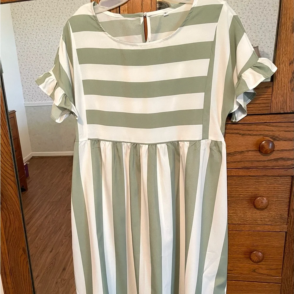 Women’s M Green Summer Dress - Picture 5 of 5